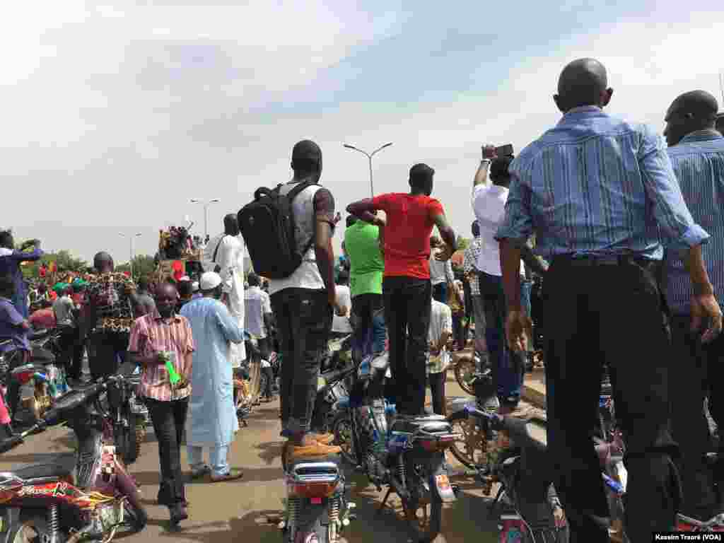 Thousands of opposition militants marched, Friday, May 8, 2018. Photo VOA Kassim Traoré.