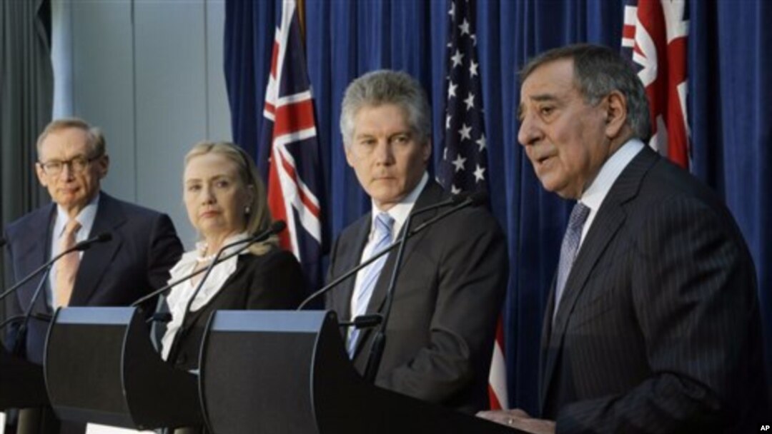 (Từ trái sang) Bộ trưởng Ngoại giao Úc Bob Carr, Ngoại trưởng Mỹ Hillary Rodham Clinton, Bộ trưởng Quốc phòng Úc Stephen Smith, và Bộ trưởng Quốc phòng Mỹ Leon Panetta. (AP Photo/Matt Rourke, Pool)