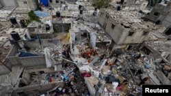 Lokasi serangan Israel terhadap rumah-rumah, di tengah konflik yang sedang berlangsung antara Israel dan kelompok Hamas, di Khan Younis di selatan Jalur Gaza, 29 Oktober 2023. (Foto: REUTERS/Mohammed Salem)