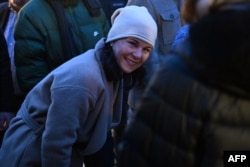 Menteri Luar Negeri Jerman Annalena Baerbock saat mengunjungi "pasar Natal Menit Terakhir" di Kleinmachnow, barat daya Berlin, 22 Desember 2024. (RALF HIRSCHBERGER / AFP)