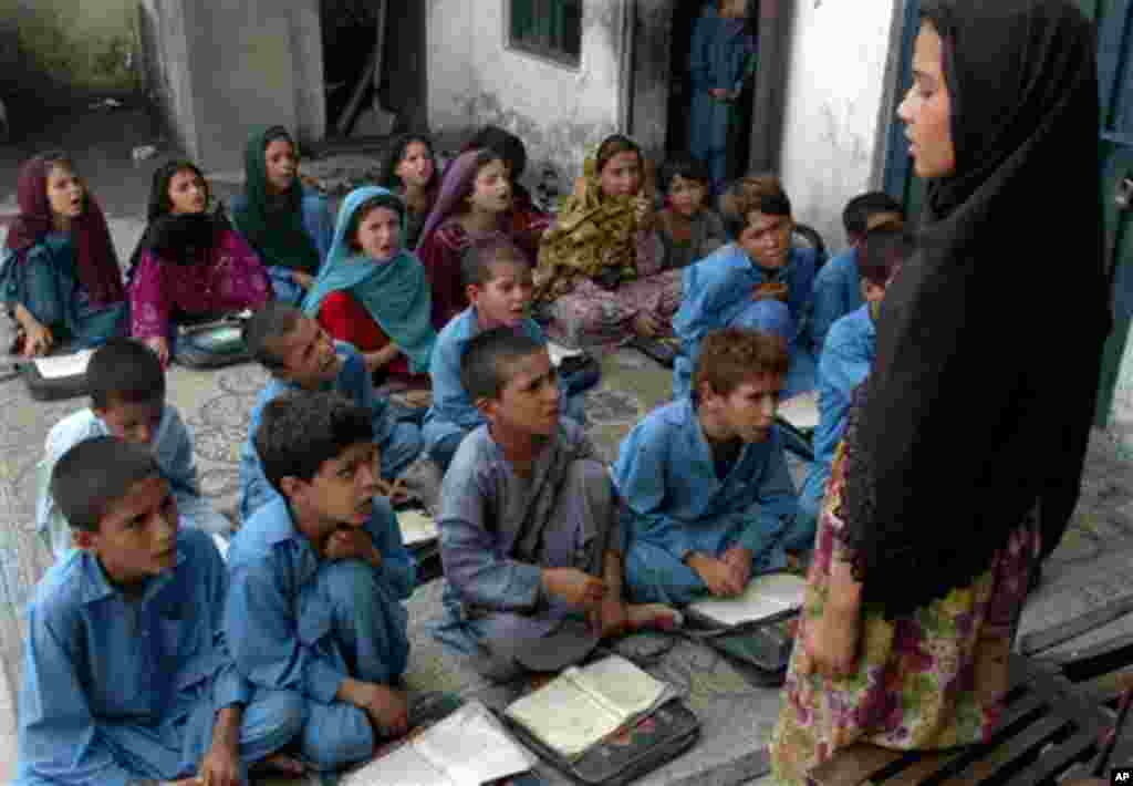 افغان مہاجرین پاکستان میں اپنی تعلیمی سرگرمیاں جاری رکھے ہوئے ہیں