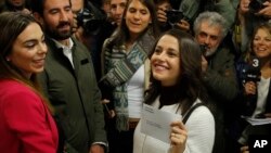 Pemimpin partai Ciutadans (Citizens) Ines Arrimadas memamerkan amplop surat suaranya sebelum memilih untuk pemilihan daerah Catalan di Barcelona, Spanyol, Kamis, 21 Desember 2017. (Foto: dok).