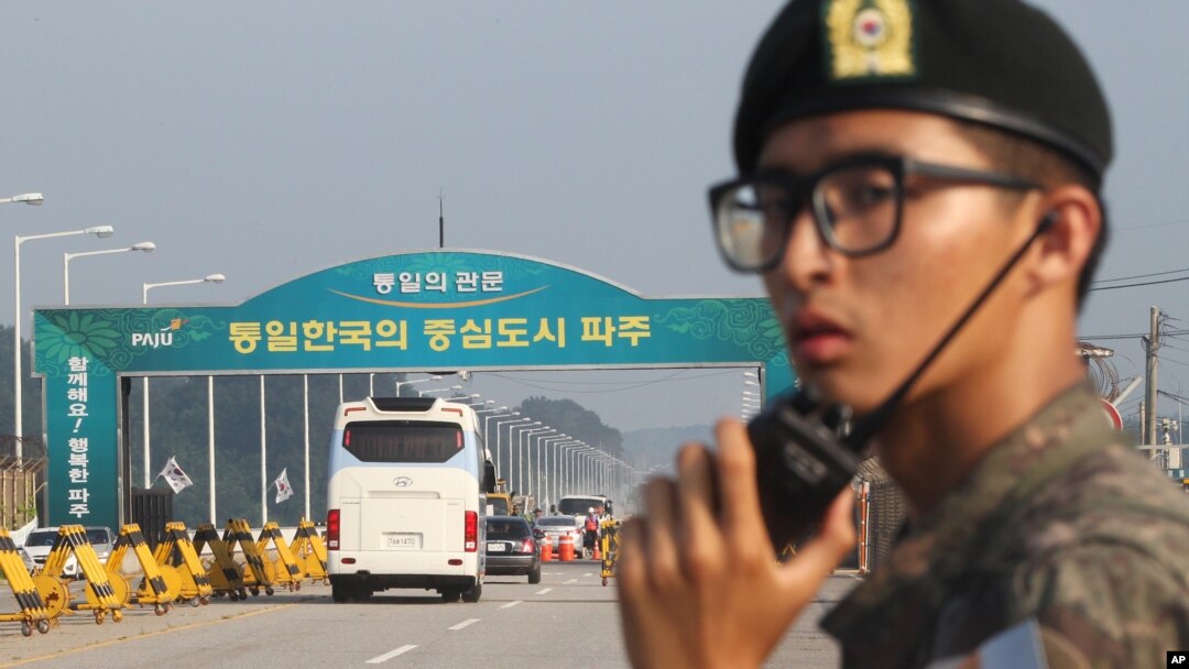 Bis yang membawa delegasi Korea Selatan meninggalkan Kaesong City setelah pertemuan yang menyepakati pembukaan kembali kawasan tersebut (14/8). 
