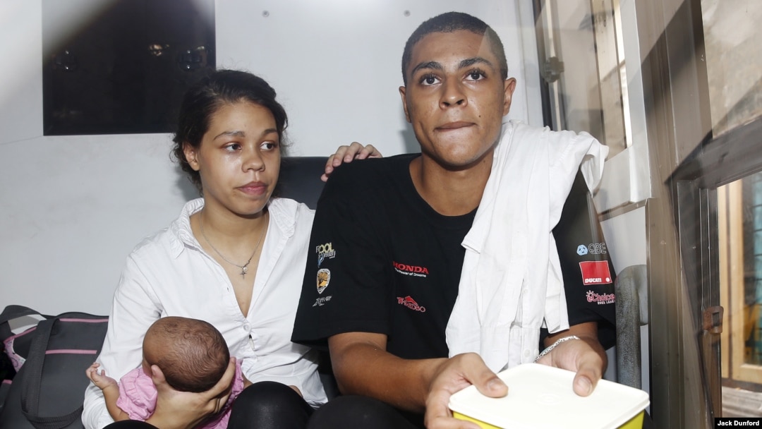 Heather Mack (kiri) menggendong anaknya, dan pacarnya, Tommy Schaefer di Denpasar, Bali (foto: dok).