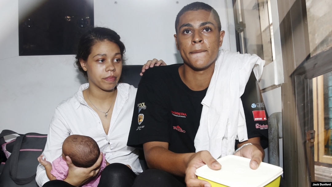 Warga AS Heather Mack (kiri), Tommy Schaefer dan bayi mereka, dalam bus penjara setelah mendapatkan vonis kasus pembunuhan dari Pengadilan Denpasar (21/4). (Reuters/Darren Whiteside)