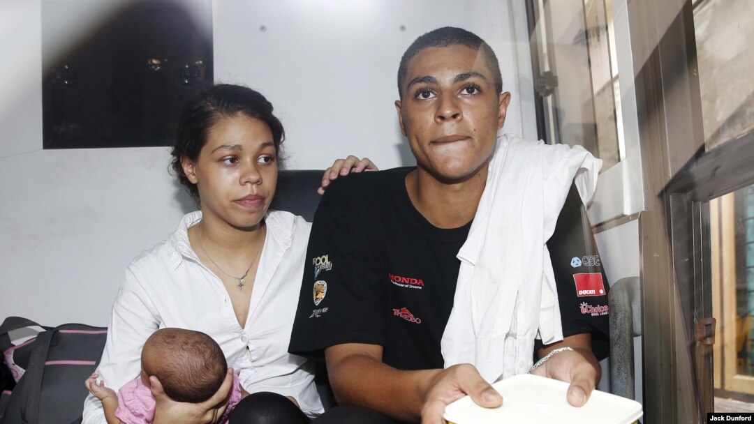 Heather Mack (kiri), yang menggendong bayinya, dan pacarnya Tommy Schaefer duduk di dalam bus penjara menyusul vonis atas mereka di Bali, April 2015. (Reuters/Darren Whiteside)