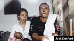 Heather Mack (kiri), yang menggendong bayinya, dan pacarnya Tommy Schaefer duduk di dalam bus penjara menyusul vonis atas mereka di Bali, April 2015. (Reuters/Darren Whiteside)