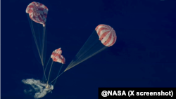 لحظه فرود کپسول حامل فضانوردان در آب‌های اقیانوس آرام