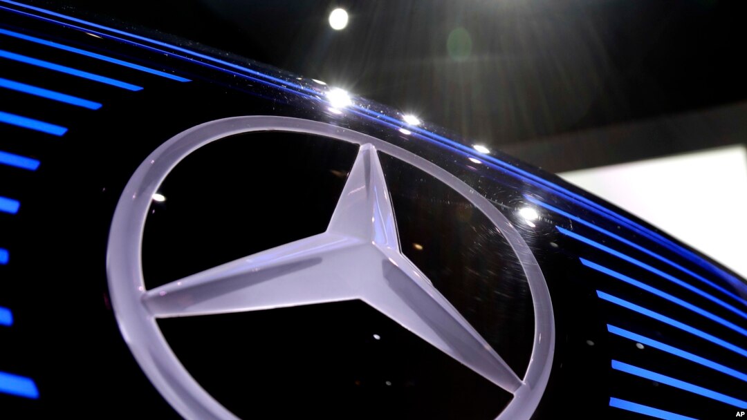 Logo Mercedes dipajang pada pertemuan tahuna Daimler di Stuttgart, Jerman (foto: dok). 