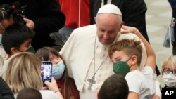 পোপ ফ্রান্সিস ভ্যাটিকানের পল-৬ হলে সান্তা মার্তা ঔষধালয় দ্বারা সহায়তা করা শিশুদের সাথে দেখা করেন৷ রবিবার, ১৯শে ডিসেম্বর, ২০২১। 