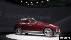 Mobil Infiniti QX50 tahun 2016 saat dipamerkan di Pameran Automotif di New York, 1 April 2015 (Foto: dok). 