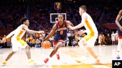 Jwe basketbol ekip Inivesite Arizona Bennedict Mathurin nan yon match NCAA kont Tennessee, Mekredi 22 Dec. 2021. 