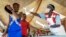 Contrôle santitaire à Mpondwe, le principal point de passage entre la RDC et l'Ouganda le 14 juin 2019.