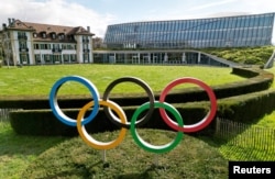 سوئٹزرلینڈ میں انٹر نیشنل اولمپک کمیی کے ہیڈکوارٹرزن کے سامنے اولمپک رنگز، فوٹو رائٹرز19 مارچ 2024