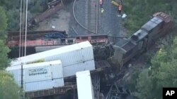 Investigadores trabajan en el sitio de un choque de trenes el viernes 23 de agosto de 2024, en Boulder, Colorado.