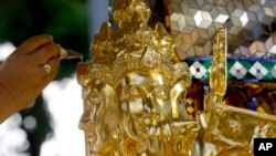 在泰国首都曼谷印度教神殿，一位僧侣在做法事。