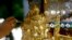 在泰国首都曼谷印度教神殿，一位僧侣在做法事。