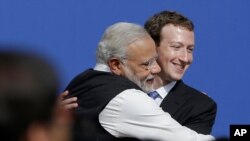 n esta fotografía de archivo del 27 de septiembre de 2015, el director ejecutivo de Facebook, Mark Zuckerberg, a la derecha, abraza al primer ministro de India, Narendra Modi, en Facebook en Menlo Park, California.
