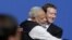 n esta fotografía de archivo del 27 de septiembre de 2015, el director ejecutivo de Facebook, Mark Zuckerberg, a la derecha, abraza al primer ministro de India, Narendra Modi, en Facebook en Menlo Park, California.