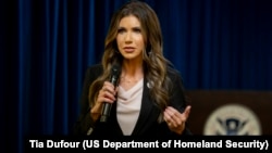 2025年5月20日，美国国土安全部长克里斯蒂·诺姆在美国移民及海关执法局位于华盛顿的总部讲话。