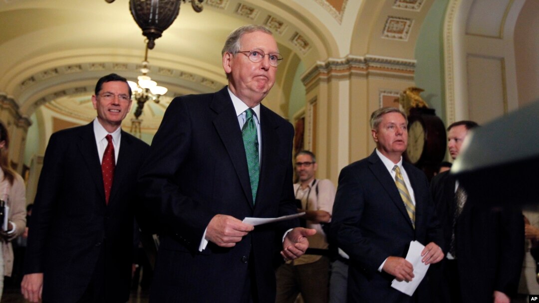 Pemimpin mayoritas Senat AS, Mitch McConnell dan Senator Lindsey Graham (kanan) berbicara kepada media di Gedung Capitol di Washington DC (foto: dok).