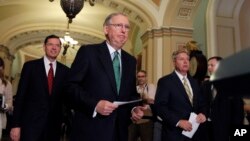 Pemimpin mayoritas Senat AS, Mitch McConnell dan Senator Lindsey Graham (kanan) berbicara kepada media di Gedung Capitol di Washington DC (foto: dok).