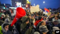 Građani i studenti duvaju u vuvuzele na prtestu u Kragujevcu (AP Photo/Darko Vojinovic)