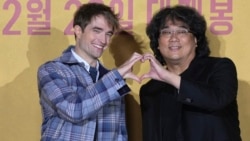 Aktor Robert Pattinson dan Sutradara Bong Joon-ho berpose untuk media menjelang konferensi pers film mereka "Mickey 17" di Seoul, Korea Selatan, 20 Januari 2025.