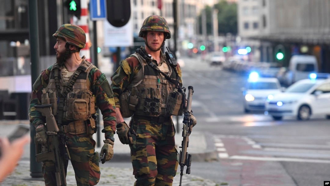 Binh sĩ Bỉ tuần tiễu bên ngoài trạm xe điện ngầm Central Station sau vụ nổ ở Brussels ngày 20/6/17. 