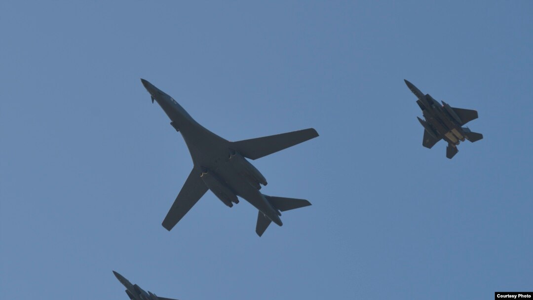 Pesawat Jet Tempur B-1B Lancer milik Angkatan Udara AS dikawal oleh dua pesawat F-15K milik Angkatan Udara Korsel dalam Pameran Dirgantara Seoul ADEX 17 di Bandara Seoul, 21 Oktober 2017.
(Foto: dok).