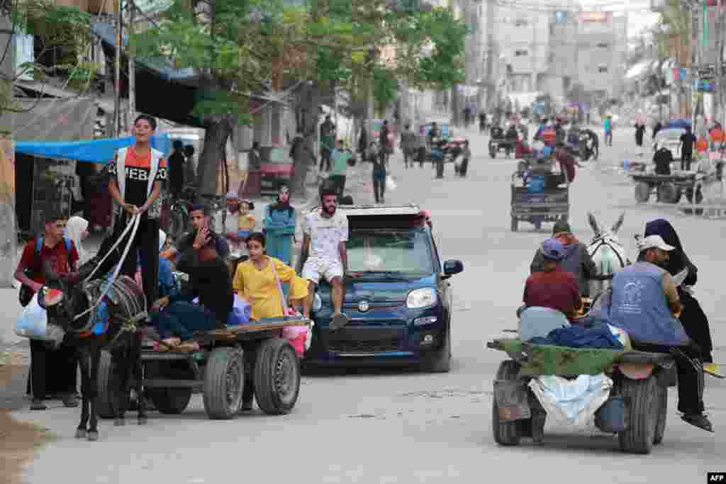 Las familias desplazadas que huyeron del norte de Gaza llegan a Nuseirat, en el centro de la Franja de Gaza,&nbsp;&nbsp;el 5 de octubre de 2024.