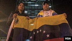 Josmir Gutiérrez y Eduardo Bavaresco pasan la noche frente a la ONU en Nueva York durante su primera noche en huelga de hambre.