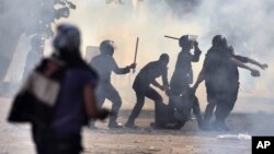 Dakarun tsaron Misra sun kama wani dan zanga-zanga lokacin arangama a kusa da dandalin Tahrir a al-Qahira, Talata 27 Nuwamba 2012. 