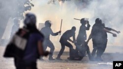 Pripadnici egipatskih snaga bezbednosti hapse jednog od demonstranata tokom današnjih žestokih protesta na trgu Tahrir, u Kairu