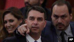 ARCHIVO - Flavio Bosonaro, centro, y Carlos Bolsonaro, hijos del expresidente brasileño Jair Bolsonaro, captados durante ceremonia de confirmación oficial de los resultados de la elección presidencial que ganó su padre, en la Corte Suprema Electoral, el 10 de diciembre de 2018.