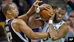 Boston Celtics center Jason Collins (r) struggles for control of the ball with Sacramento Kings' forward Chuck Hayes (42) during the second half of an NBA basketball game in Boston, Jan. 30, 2013. 