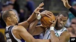 Jason Collins (à dr.) essaie de contrôler un ballon lors d'un match de la NBA entre Boston et Sacramento, le 30 jan. 2013