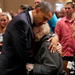 Le président Obama consolant une dame ayant perdu un membre de sa famille dans la tornade ayant dévasté la ville de Joplin dans le Missouri