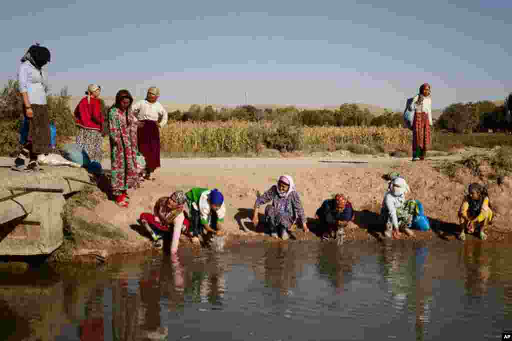 Young cotton pickers cool off by a stream after a day's work. (VOA - Y. Weeks)
