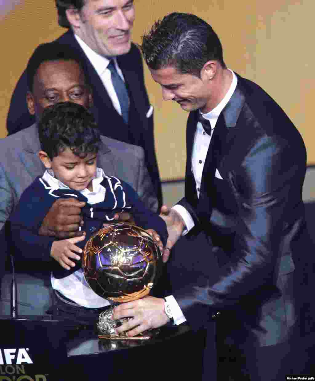 Cristiano Ronaldo recebe a Bola de Ouro com o seu filho Ronaldo Júnior. Gala FIFA Bola de Ouro 2013, Suíça. Jan. 13, 2014