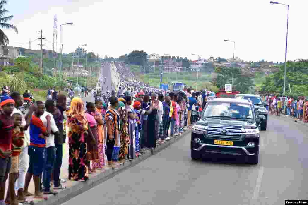 Wananchi wa Kinondoni Mkwajuni na Magomeni Morocco wakiwa wamesimama barabarani kumuaga aliyekuwa Rais wa Jamhuri ya Muungano wa Tanzania katika Awamu ya tano Marehemu Dkt. John Pombe Magufuli wakati akipitishwa katika barabara ya Kawawa kuelekea Uwanja wa Uhuru mkoani Dar es Salaam kwa ajili ya kuagwa na viongozi wa mkoa wa Dar es Salaam. Picha na Ikulu.