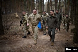 Presiden Ukraina Volodymyr Zelenskyy memeriksa benteng baru untuk prajurit Ukraina, di tengah serangan Rusia ke Ukraina, dekat perbatasan Rusia di wilayah Sumy, Ukraina, 27 Maret 2024. (Foto: via Reuters)