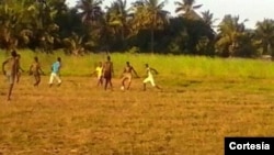 Jovens jogando futebol numa comunidade do Distrito de Moma