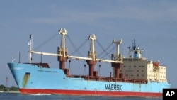 O cargueiro americano Maersk Constellation está detido no porto do Lobito, por alegadamente transportar cinco contentores com material de guerra, destinado ao Quénia, alegadamente não declarado no manifesto de carga.