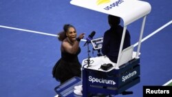 Serena Williams le grita al juez de silla Carlos Ramos en la final femenina contra Naomi Osaka de Japón en el Torneo Abierto de tenis de 2018 en Nueva York, 8 de septiembre de 2018. (D. Parhizkaran / USA Today)