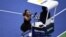Serena Williams le grita al juez de silla Carlos Ramos en la final femenina contra Naomi Osaka de Japón en el Torneo Abierto de tenis de 2018 en Nueva York, 8 de septiembre de 2018. (D. Parhizkaran / USA Today)