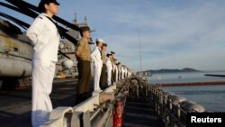 Des membres de l'US Navy américaine dans la baie de Shoalwater en Australie le 4 juillet 2007. 