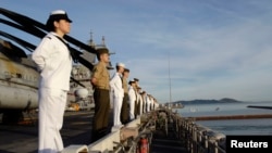 싱가포르가 호주 북부지역 타운스빌과 숄워터 만에 수천 명의 병력을 순환 배치할 계획을 밝혔다. 사진은 지난 2007년 호주 숄워터 만에 정박한 미군 전함 에섹스 호에 승선한 미 해병대원들. (자료사진)