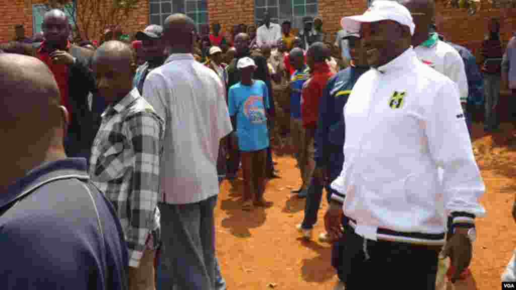 Le président Pierre Nkurunziza arrive dans un centre de vote, le 29 juin 2015, lors des élections législtives au Burundi