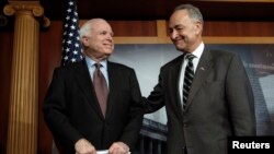 Los senadores John McCain y Charles Schumer lideraron el grupo de ocho legisladores para encausar un acuerdo de los dos partidos en torno a la Reforma Migratoria.